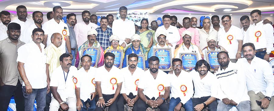 <div class="paragraphs"><p>ತುಮಕೂರಿನಲ್ಲಿ ಶುಕ್ರವಾರ ಫೋಟೊ ಮತ್ತು ವಿಡಿಯೋಗ್ರಾಫರ್ಸ್ ಸಂಘದಿಂದ ಆಯೋಜಿಸಿದ್ದ ಸಮಾರಂಭದಲ್ಲಿ ಛಾಯಾಗ್ರಾಹಕರಾದ ಭಕ್ತವತ್ಸಲ, ಶಾಂತರಾಜು, ಫಾರೂಕ್ ಅಹ್ಮದ್, ಸಿದ್ದರಾಜು, ಪ್ರಕಾಶ್, ಮಲ್ಲಿಕಾರ್ಜುನ ದುಂಡ ಅವರನ್ನು ಸನ್ಮಾನಿಸಲಾಯಿತು. </p></div>