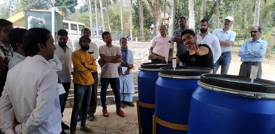 ಸೋಮವಾರಪೇಟೆ ಸಮೀಪದ ನಾಕೂರು-ಶಿರಂಗಾಲದ ಮೂಲೆಮನೆ ಎಸ್ಟೇಟ್ನಲ್ಲಿ ನಡೆದ ಕಾಫಿ ಬೆಳೆಗಾರರ ಕಾರ್ಯಾಗಾರದಲ್ಲಿ ವಿಶೇಷ ಕಾಫಿ ಸಂಸ್ಕರಣೆಯ ಬಗ್ಗೆ ಸೌತ್ ಇಂಡಿಯಾ ಕಾಫಿ ಕಂಪನಿಯ ಮಾಲೀಕ ಅಕ್ಷಯ್ ದಶರಥ್ ಮಾಹಿತಿ ನೀಡಿದರು. ಚಂದ್ರಶೇಖರ್, ಲಕ್ಷ್ಮೀಕಾಂತ್, ಮೇರಿ, ಗೌತಮ್ ಭಾಗವಹಿಸಿದ್ದರು