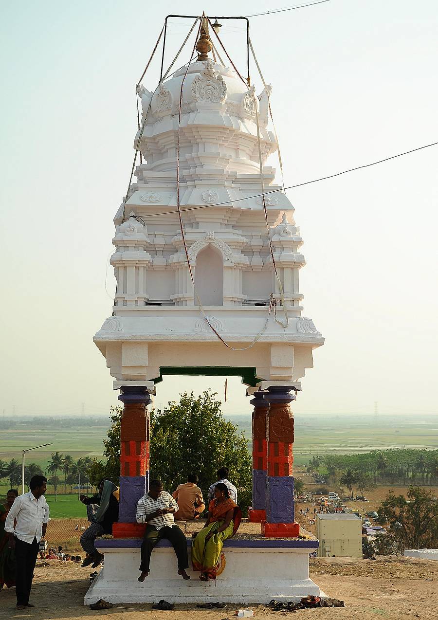ಹಗರಿಬೊಮ್ಮನಹಳ್ಳಿ ತಾಲ್ಲೂಕಿನ ತಂಬ್ರಹಳ್ಳಿಯ ಹೊರವಲಯದಲ್ಲಿ ಬಂಡೆರಂಗನಾಥ ಸ್ವಾಮಿ ಬೆಟ್ಟದಲ್ಲಿ ನಿರ್ಮಿಸಿರುವ ತಂಗಾಳಿ ಗೋಪುರ