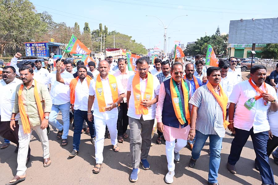 ಗೋವುಗಳ ಹತ್ಯೆ ತಡೆಗೆ ರಾಜ್ಯ ಸರ್ಕಾರ ಕ್ರಮ ಜರುಗಿಸಬೇಕೆಂದು ಆಗ್ರಹಿಸಿ ಬಿಜೆಪಿ ಶಾಸಕರು, ಮುಖಂಡರು, ಕಾರ್ಯಕರ್ತರು ಬೀದರ್‌ನಲ್ಲಿ ಮಂಗಳವಾರ ಪ್ರತಿಭಟನಾ ರ್‍ಯಾಲಿ ನಡೆಸಿದರು