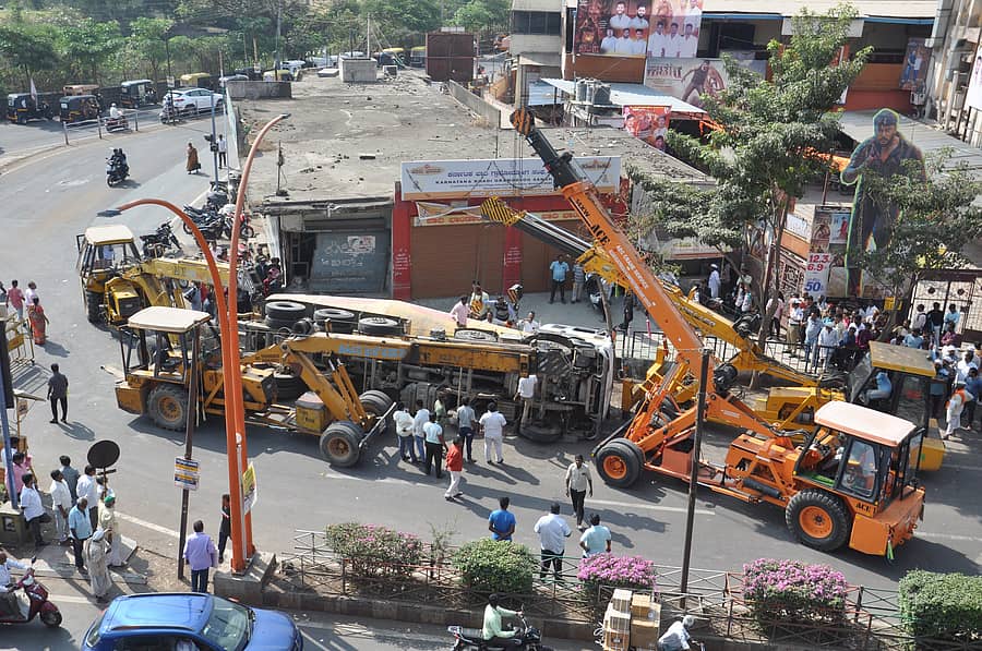 ವಿಜಯಪುರದ ಬಸವೇಶ್ವರ ವೃತ್ತದ ಜೆಡಿಎಸ್ ಕಚೇರಿ ಬಳಿ ಭಾನುವಾರ ತಡರಾತ್ರಿ ಚಾಲಕನ ನಿಯಂತ್ರಣ ತಪ್ಪಿ ಉರುಳಿಬಿದ್ದ ಸಿಮೆಂಟ್ ಸಾಗಿಸುತ್ತಿದ್ದ ಲಾರಿಯನ್ನು ತೆರವುಗಳಿಸಲು ಸೋಮವಾರ ಕ್ರೇನ್, ಜೆಸಿಬಿ ಯಂತ್ರಗಳ ಸಹಾಯದಿಂದ ಪ್ರಯತ್ನಿಸಲಾಯಿತು