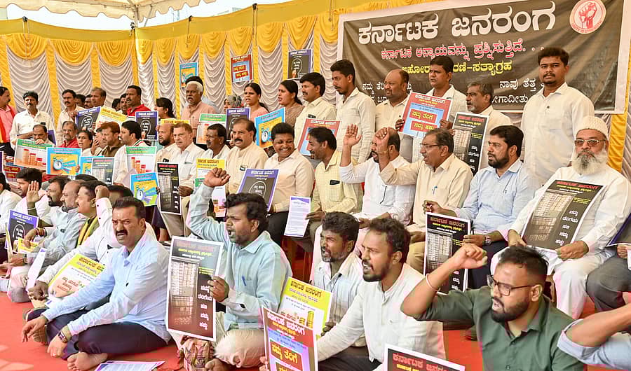 ‘ರಾಜ್ಯಕ್ಕೆ ನ್ಯಾಯಯುತವಾಗಿ ನೀಡಬೇಕಾದ ತೆರಿಗೆ ಪಾಲನ್ನು ಕೇಂದ್ರ ಸರ್ಕಾರ ನೀಡಬೇಕು’ ಎಂದು ಆಗ್ರಹಿಸಿ ಕಲಾವಿದರು, ಚಿಂತಕರು, ವಿವಿಧ ಸಂಘಟನೆಗಳ ಮುಖಂಡರು ‘ಕರ್ನಾಟಕ ಜನರಂಗ’ ನೇತೃತ್ವದಲ್ಲಿ ಮೈಸೂರಿನ ಚಿಕ್ಕಗಡಿಯಾರದ ಆವರಣದಲ್ಲಿ 48 ಗಂಟೆಗಳ ಅಹೋರಾತ್ರಿ ಧರಣಿಯನ್ನು ಬುಧವಾರ ಆರಂಭಿಸಿದರು –ಪ್ರಜಾವಾಣಿ ಚಿತ್ರ