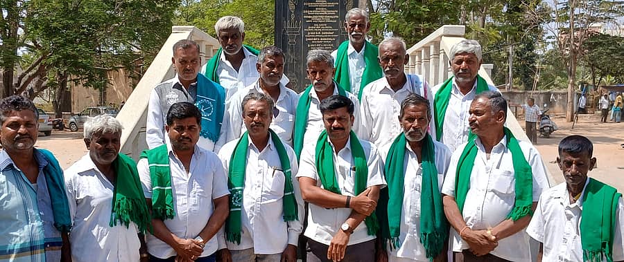 ಮಾಗಡಿ ತಾಲ್ಲೂಕು ರೈತ ಸಂಘದ ಅಧ್ಯಕ್ಷ ಹೊಸಪಾಳ್ಯ ಲೋಕೇಶ್‌ ಸುದ್ದಿಗೋಷ್ಠಿಯಲ್ಲಿ ಮಾತನಾಡಿದರು. ರೈತ ಮುಖಂಡರಾದ ಶಿವಲಿಂಗಯ್ಯ, ಬುಡೇನ್‌ ಸಾಬ್‌, ಗೊಲ್ಲರ ಹಟ್ಟಿ ನಾಗರಾಜು, ಚಿಕ್ಕಣ್ಣ, ರವಿಕುಮಾರ್‌, ಚೆನ್ನರಾಯಪ್ಪ ಇತರರು ಇದ್ದರು 