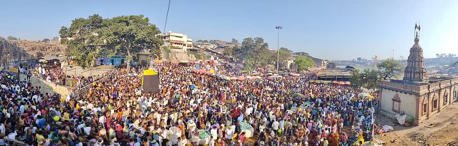 ಭಾರತ ಹುಣ್ಣಿಮೆ ಪ್ರಯುಕ್ತ ಬೆಳಗಾವಿ ಜಿಲ್ಲೆಯ ಸವದತ್ತಿ ತಾಲ್ಲೂಕಿನ ಯಲ್ಲಮ್ಮನಗುಡ್ಡದಲ್ಲಿ ಶನಿವಾರ ನಡೆದ ಜಾತ್ರೆಯಲ್ಲಿ ಅಪಾರ ಸಂಖ್ಯೆಯಲ್ಲಿ ಭಕ್ತರು ಸೇರಿದ್ದರು    – ಪ್ರಜಾವಾಣಿ ಚಿತ್ರ: ಗೋವಿಂದರಾಜ ಜವಳಿ