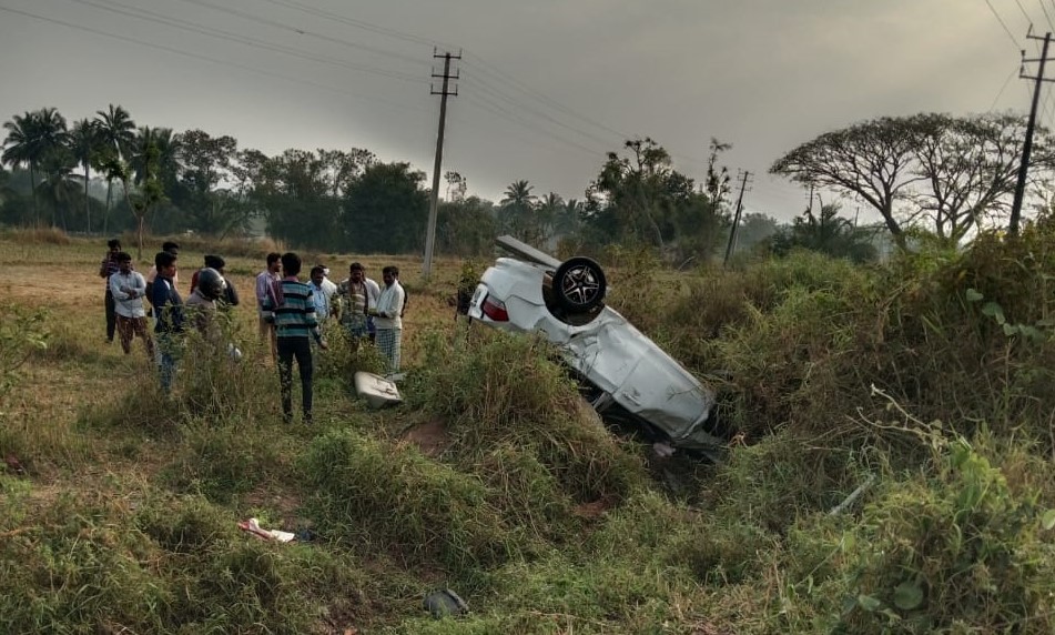 ಕೆ.ಆರ್. ಪೇಟೆ ತಾಲ್ಲೂಕಿನ ಅಕ್ಕಿಹೆಬ್ಬಾಳು ಸೇತುವೆ ಬಳಿ ಅಪಘಾತವಾಗಿರುವ ಕಾರು