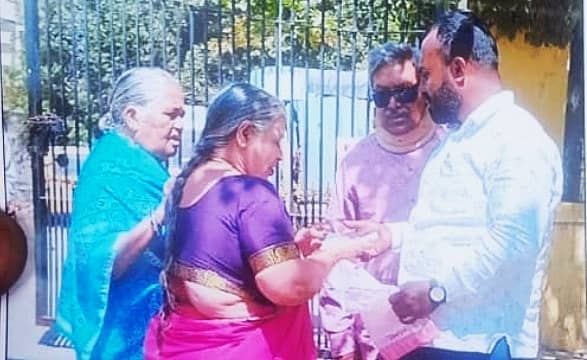 ಕನಕಪುರ ನಗರಸಭೆಯಲ್ಲಿ ಖಾತೆ ಮಾಡಿಸಿಕೊಡುವುದಾಗಿ ನಂಬಿಸಿ ಬೆಂಗಳೂರಿನಿಂದ ಬಿಬಿಎಂಪಿ ಕಚೇರಿಯ ಮುಂಭಾಗದಲ್ಲಿ ಖಾತೆದಾರರಿಂದ ಹಣ ಪಡೆಯುತ್ತಿರುವ ಆರೋಪಿ (ಬಿಳಿ ಶರ್ಟ್ ಧರಿಸಿದಾತ)