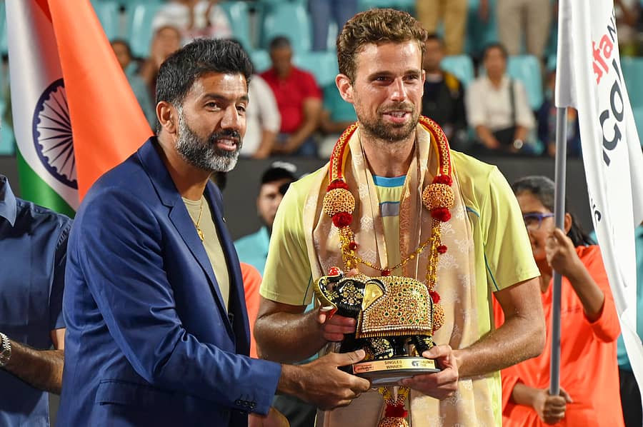 ಬೆಂಗಳೂರು ಓಪನ್ ಎಟಿಪಿ ಚಾಲೆಂಜರ್ಸ್ ಟೂರ್ನಿಯಲ್ಲಿ ಸಿಂಗಲ್ಸ್ ಪ್ರಶಸ್ತಿ ಜಯಿಸಿದ ಇಟಲಿಯ ಸ್ಟಿಫಾನೊ ನೆಪೊಲಿಟಾನೊ ಅವರಿಗೆ ರೋಹನ್ ಬೋಪಣ್ಣ ಟ್ರೋಫಿ ಪ್ರದಾನ ಮಾಡಿದರು –ಪ್ರಜಾವಾಣಿ ಚಿತ್ರ/ಎಸ್.ಕೆ. ದಿನೇಶ್