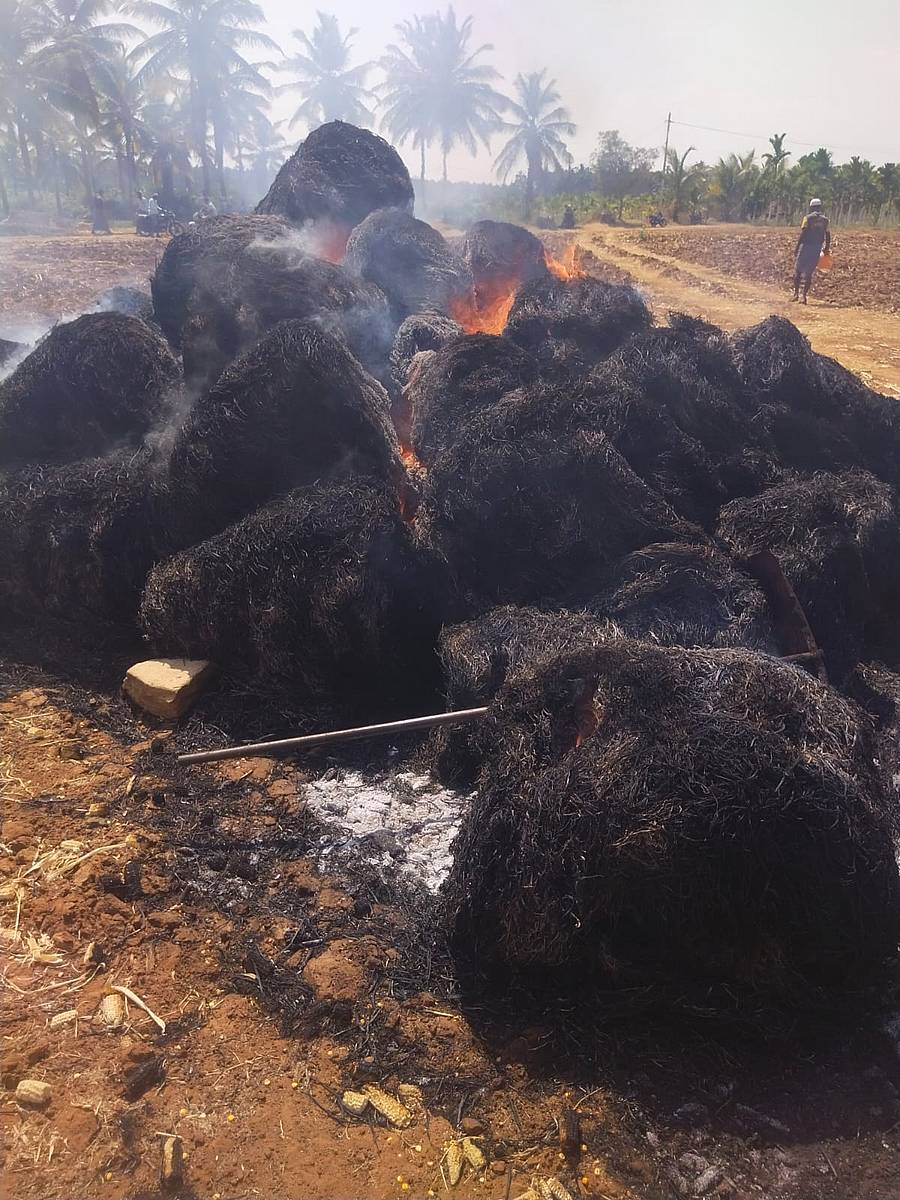 ಮಾಯಕೊಂಡ ಸಮೀಪದ ಅಣಬೇರು ಗ್ರಾಮದಲ್ಲಿ ಹುಲ್ಲಿನ ಬಣವೆ ಬೆಂಕಿ ತಗುಲಿರುವುದು