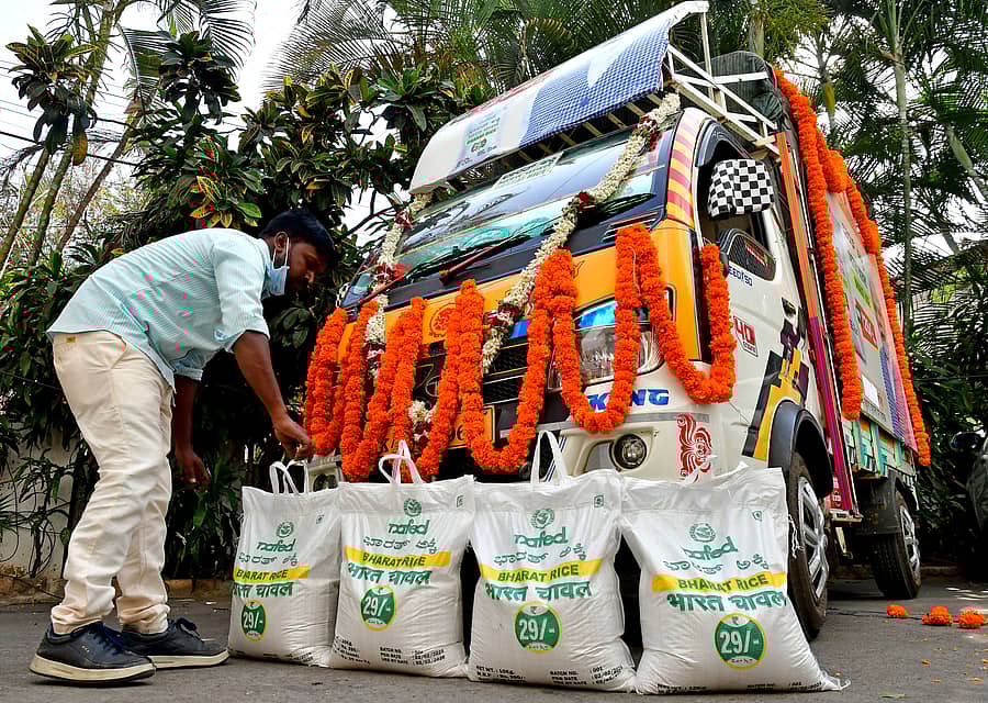 <div class="paragraphs"><p>ಬೆಂಗಳೂರಿನ ನಾಫೆಡ್ ಕಚೇರಿ ಮುಂಭಾಗ ಮಂಗಳವಾರ ‘ಭಾರತ್ ಬ್ರ್ಯಾಂಡ್’ ಅಕ್ಕಿ ಮಾರಾಟದ ಸಂಚಾರಿ ವಾಹನಗಳಿಗೆ ಚಾಲನೆ ನೀಡಲಾಯಿತು.</p></div>