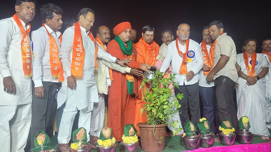 ಮಸ್ಕಿ ಪಟ್ಟಣದಲ್ಲಿ ಭಾನುವಾರ ನಡೆದ ಪಂಚಮಸಾಲಿ ಸಮಾಜದ ತಾಲ್ಲೂಕು ಸಮಾವೇಶ ಹಾಗೂ ಭೂ ದಾನಿಗಳ ಸನ್ಮಾನ ಸಮಾರಂಭವನ್ನು ಕೊಪ್ಪಳ ಸಂಸದ ಸಂಗಣ್ಣ ಕರಡಿ ಉದ್ಘಾಟಿಸಿದರು