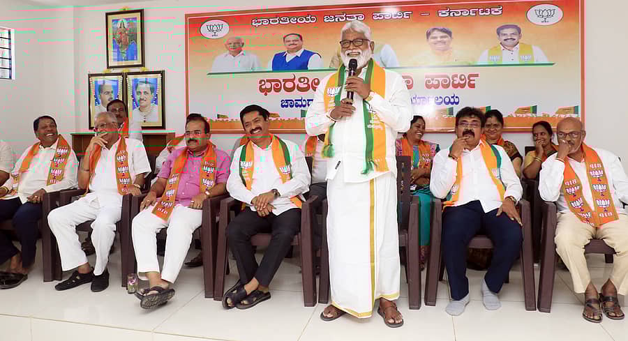 ಬಿಜೆಪಿ ಲೋಕಸಭಾ ಚುನಾವಣಾ ಕಾರ್ಯಾಲಯದ ಉದ್ಘಾಟನೆ ಕಾರ್ಯಕ್ರಮದಲ್ಲಿ ರಾಜ್ಯ ಬಿಜೆಪಿ ಉಪಾಧ್ಯಕ್ಷ ಎನ್.ಮಹೇಶ್ ಮಾತನಾಡಿದರು. ಕ್ಷೇತ್ರ ಪ್ರಭಾರಿ ಫಣೀಶ್, ಜಿಲ್ಲಾ ಘಟಕದ ಅಧ್ಯಕ್ಷ ನಿರಂಜನ್ಕುಮಾರ್ ಇತರ ಮುಖಂಡರು ಪಾಲ್ಗೊಂಡಿದ್ದರು