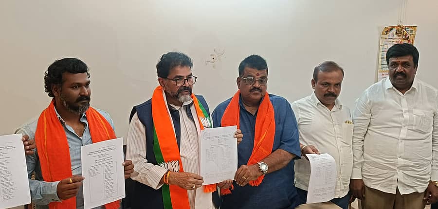 ದೇವನಹಳ್ಳಿಯಲ್ಲಿ ವಿಧಾನ ಪರಿಷತ್ ಸದಸ್ಯ ಛಲವಾದಿ ನಾರಾಯಣಸ್ವಾಮಿ ಮಾತನಾಡಿದರು