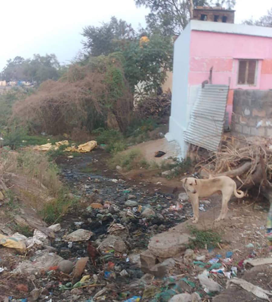 ಸುರಪುರ ತಾಲ್ಲೂಕಿನ ವಾಗಣಗೇರಿ ಗ್ರಾಮದಲ್ಲಿ ಚರಂಡಿ ವ್ಯವಸ್ಥೆ ಇಲ್ಲದಿರುವುದು