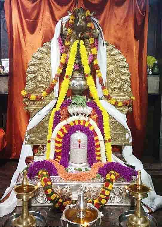 ಹಿರಿಯೂರಿನ ತೇರುಮ್ಲಲೇಶ್ವರ ಸ್ವಾಮಿ ದೇಗುಲದ ಗರ್ಭಗುಡಿಯಲ್ಲಿ ದೇವರ ಉದ್ಭವ ಮೂರ್ತಿ