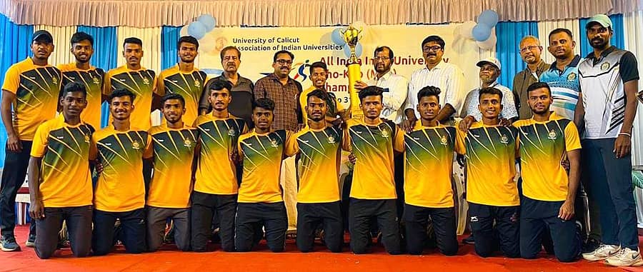 ಕ್ಯಾಲಿಕಟ್ ವಿವಿಯಲ್ಲಿ ನಡೆದ ಅಖಿಲ ಭಾರತ ಅಂತರ ವಿವಿ ಪುರುಷರ ಕೊಕ್ಕೊ ಟೂರ್ನಿಯಲ್ಲಿ ಮಂಗಳೂರು ವಿವಿಯನ್ನು ಪ್ರತಿನಿಧಿಸಿದ ಮೂಡುಬಿದಿರೆಯ ಅಳ್ವಾಸ್ ಸಂಸ್ಥೆಯ ಕ್ರೀಡಾಪಟುಗಳು