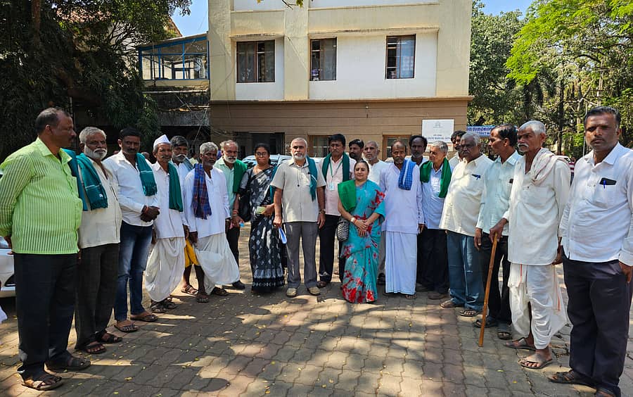 ಬೆಳಗಾವಿ ಜಿಲ್ಲಾಧಿಕಾರಿ ಕಚೇರಿ ಆವರಣದಲ್ಲಿ ಭಾರತೀಯ ಕೃಷಿಕ ಸಮಾಜದ(ಸಂಯುಕ್ತ ರೈತ ಸಂಘಟನೆ) ಕಾರ್ಯಕರ್ತರು ಮಂಗಳವಾರ ಪ್ರತಿಭಟನೆ ನಡೆಸಿದರು