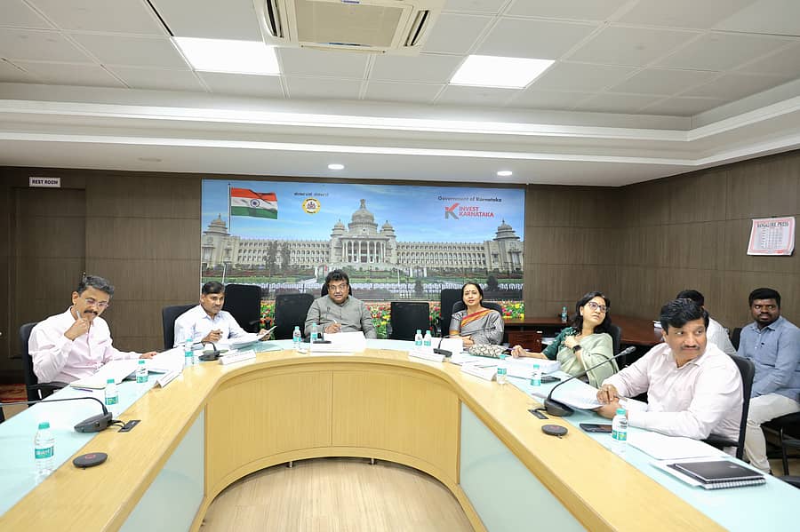 ಬೆಂಗಳೂರಿನಲ್ಲಿ ಕೈಗಾರಿಕಾ ಸಚಿವ ಎಂ.ಬಿ. ಪಾಟೀಲ ಅವರ ಅಧ್ಯಕ್ಷತೆಯಲ್ಲಿ 143ನೇ ರಾಜ್ಯಮಟ್ಟದ ಏಕಗವಾಕ್ಷಿ ಅನುಮೋದನಾ ಸಮಿತಿ ಸಭೆ ನಡೆಯಿತು. ಶಾಲಿನಿ ರಜನೀಶ್ ಸೇರಿದಂತೆ ಅಧಿಕಾರಿಗಳು ಹಾಜರಿದ್ದರು