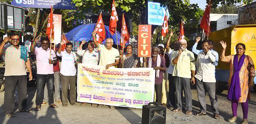 <div class="paragraphs"><p>ತುಮಕೂರಿನಲ್ಲಿ ಶುಕ್ರವಾರ ಪಂಜಾಬ್– ಹರಿಯಾಣ ಗಡಿಯಲ್ಲಿ ರೈತರು ಮತ್ತು ಪೊಲೀಸರ ಮಧ್ಯೆ ನಡೆದ ಸಂಘರ್ಷದಲ್ಲಿ ಮೃತಪಟ್ಟ ಯುವ ರೈತ ಶುಭಕರನ್ ಸಿಂಗ್</p></div>