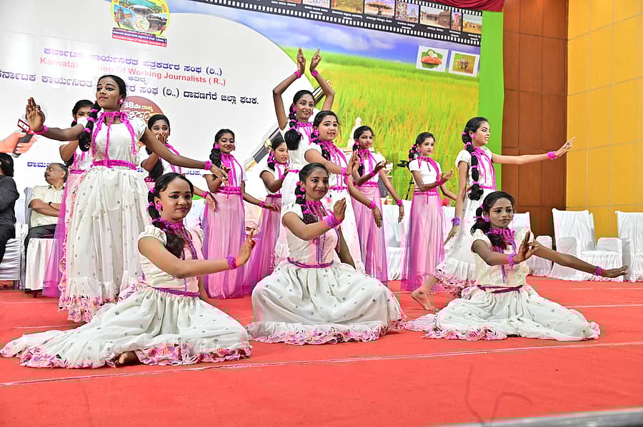 ದಾವಣಗೆರೆಯಲ್ಲಿ ಭಾನುವಾರ ನಡೆದ ರಾಜ್ಯಮಟ್ಟದ ಪತ್ರಕರ್ತರ ಸಮ್ಮೇಳನದಲ್ಲಿ ವಿದ್ಯಾರ್ಥಿನಿಯರು ನೃತ್ಯ ಪ್ರದರ್ಶಿಸಿದರು.