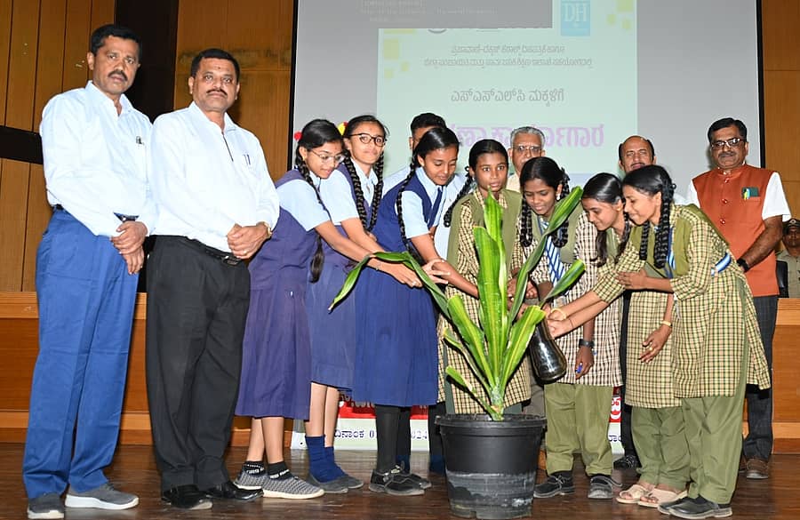 <div class="paragraphs"><p>‘ಪ್ರಜಾವಾಣಿ’–‘ಡೆಕ್ಕನ್ ಹೆರಾಲ್ಡ್’ ಬಳಗವು ರಾಮನಗರದ ಜಿಲ್ಲಾ ಪಂಚಾಯಿತಿ ಸಭಾಂಗಣದಲ್ಲಿ ಜಿ.ಪಂ. ಮತ್ತು ಶಾಲಾ ಶಿಕ್ಷಣ ಇಲಾಖೆ ಸಹಯೋಗದಲ್ಲಿ ಗುರುವಾರ ಎಸ್ಎಸ್ಎಲ್ಸಿ ವಿದ್ಯಾರ್ಥಿಗಳಿಗಾಗಿ ಹಮ್ಮಿಕೊಂಡಿದ್ದ ‘ಪ್ರೇರಣಾ ಕಾರ್ಯಾಗಾರ’ವನ್ನು ವಿದ್ಯಾರ್ಥಿಗಳು ಉದ್ಘಾಟಿಸಿದರು. </p></div>