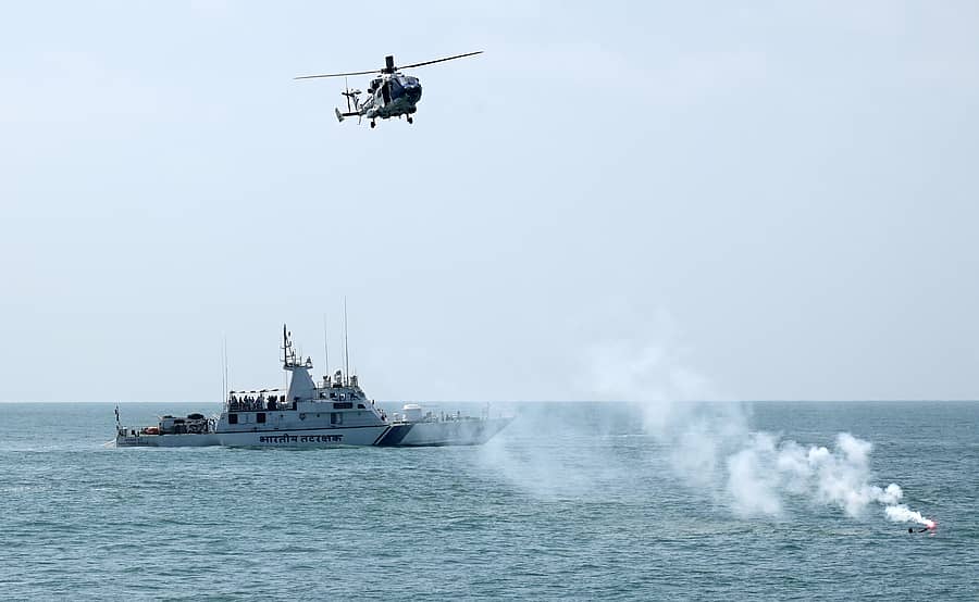 ಭಾರತೀಯ ಕೋಸ್ಟ್ ಗಾರ್ಡ್ನ 48ನೇ ದಿನಾಚರಣೆಯ ಭಾಗವಾಗಿ ಮಂಗಳೂರಿನ ನವ ಮಂಗಳೂರು ಬಂದರು ಪ್ರಾಧಿಕಾರದಿಂದ 15 ನಾಟಿಕಲ್ ಮೈಲು ದೂರದಲ್ಲಿ ಅರಬ್ಬೀ ಸಮುದ್ರದಲ್ಲಿ ನಡೆದ ಅಣಕು ಕಾರ್ಯಾಚರಣೆಯಲ್ಲಿ ಕಡಲ ನಡುವೆ ಅಪಾಯದಲ್ಲಿ ಸಿಲುಕಿದ್ದ ವ್ಯಕ್ತಿಯನ್ನು ಇಂಟರ್ ಸೆಪ್ಟರ್, ಹೆಲಿಕಾಪ್ಟರ್ ಸಹಾಯದಿಂದ ರಕ್ಷಿಸಲಾಯಿತು – ಪ್ರಜಾವಾಣಿ ಚಿತ್ರ/ ಫಕ್ರುದ್ದೀನ್ ಎಚ್