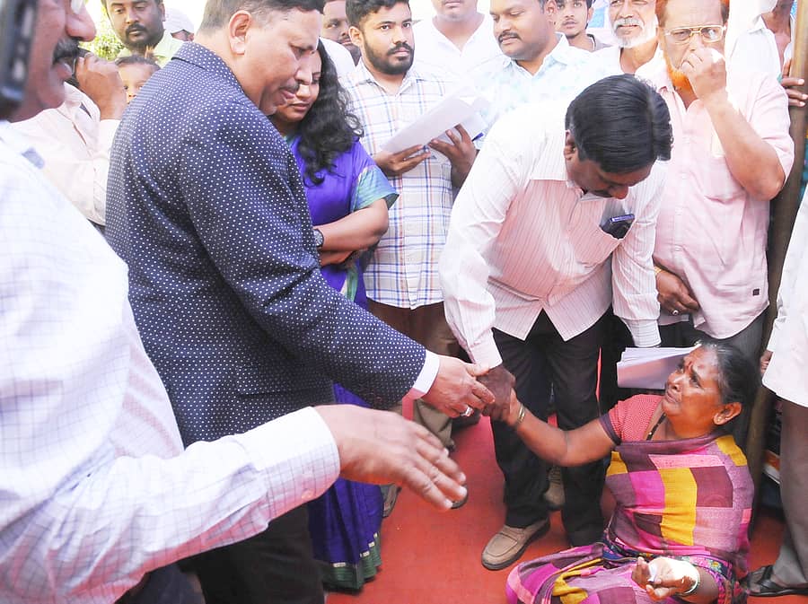 ತುಮಕೂರು ಮಹಾನಗರ ಪಾಲಿಕೆ ಕಚೇರಿ ಆವರಣದಲ್ಲಿ ಶುಕ್ರವಾರ ಮಹಿಳೆಯೊಬ್ಬರು ಲೋಕಾಯುಕ್ತ ಎಸ್ಪಿ ವಲೀಬಾಷ ಅವರ ಕಾಲಿಗೆ ಬಿದ್ದು, ತಮ್ಮ ಸಮಸ್ಯೆ ಹೇಳಿಕೊಂಡರು. ಪಾಲಿಕೆ ಆಯುಕ್ತೆ ಬಿ.ವಿ.ಅಶ್ವಿಜ ಹಾಜರಿದ್ದರು