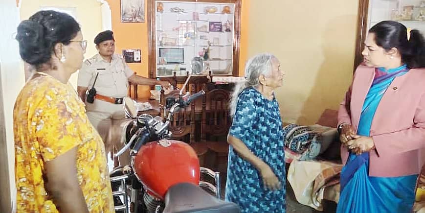 ತುಮಕೂರಿನಲ್ಲಿ ಗೃಹ ಬಂಧನದಲ್ಲಿದ್ದ ವೃದ್ಧೆಯ ಜತೆ ಜಿಲ್ಲಾ ಕಾನೂನು ಸೇವಾ ಪ್ರಾಧಿಕಾರದ ಸದಸ್ಯ ಕಾರ್ಯದರ್ಶಿ ನೂರುನ್ನೀಸಾ ಸಮಾಲೋಚನೆ ನಡೆಸಿದರು
