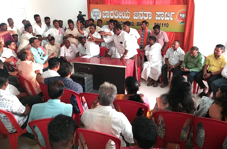 ಹಾವೇರಿಯ ಬಿಜೆಪಿ ಜಿಲ್ಲಾ ಕಾರ್ಯಾಲಯದಲ್ಲಿ ಸೋಮವಾರ ನಡೆದ ಸಭೆಯಲ್ಲಿ ನೂತನ ಪದಾಧಿಕಾರಿಗಳ ಆಯ್ಕೆ ಬಗ್ಗೆ ಕೆಲವು ಕಾರ್ಯಕರ್ತರು, ಮುಖಂಡರಿಂದ ಆಕ್ಷೇಪ ವ್ಯಕ್ತವಾಯಿತು