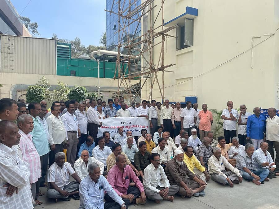 ರಾಷ್ಟ್ರೀಯ ಸಂಘರ್ಷ ಸಮಿತಿ ಹಾಗೂ ಬಿಎಂಟಿಸಿ, ಕೆಎಸ್ಆರ್ಟಿಸಿ ನಿವೃತ್ತ ನೌಕರರ ಸಂಘಟನೆಯ ಸದಸ್ಯರು ಪ್ರಾದೇಶಿಕ ಭವಿಷ್ಯ ನಿಧಿ ಕಚೇರಿ ಆವರಣದಲ್ಲಿ ಪ್ರತಿಭಟನೆ ನಡೆಸಿದರು.