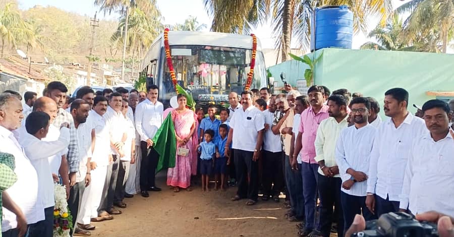 ಮಧುಗಿರಿ ತಾಲ್ಲೂಕಿನ ಕಸಬಾ ವ್ಯಾಪ್ತಿಯ ಕೆ.ಸಿ. ರೊಪ್ಪದಲ್ಲಿ ಸೋಮವಾರ ಬಸ್ ಸಂಚಾರಕ್ಕೆ ವಿಧಾನ ಪರಿಷತ್ ಸದಸ್ಯ ಆರ್.ರಾಜೇಂದ್ರ ಚಾಲನೆ ನೀಡಿದರು