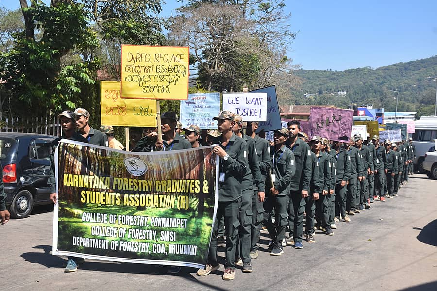 ವಿವಿಧ ಬೇಡಿಕೆಗಳ ಈಡೇರಿಕೆಗೆ ಆಗ್ರಹಿಸಿ ಪೊನ್ನಂಪೇಟೆಯ ಅರಣ್ಯ ಮಹಾವಿದ್ಯಾಲಯದ ವಿದ್ಯಾರ್ಥಿಗಳು ಶುಕ್ರವಾರ ಮಡಿಕೇರಿಯಲ್ಲಿ ಪ್ರತಿಭಟನಾ ಮೆರವಣಿಗೆ ನಡೆಸಿದರು