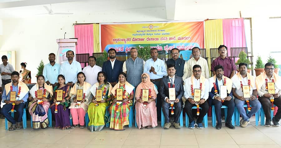 ಮೂಡಲಗಿಯ ಅಲ್ಪಸಂಖ್ಯಾತರ ಮೊರಾರ್ಜಿ ದೇಸಾಯಿ ವಸತಿ ಶಾಲೆಯ ವಾರ್ಷಿಕ ಸ್ನೇಹ ಸಮ್ಮೇಳನದಲ್ಲಿ ಶಾಲೆಯ ಶಿಕ್ಷಕರನ್ನು ಸನ್ಮಾನಿಸಿದರು