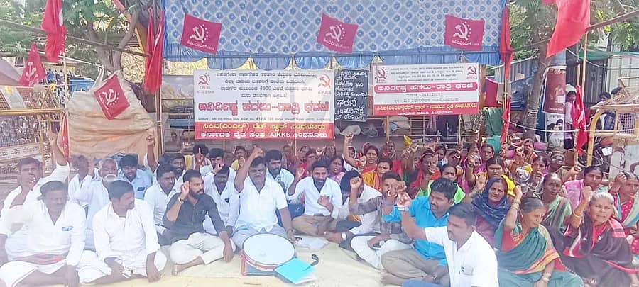 ಸಿಂಧನೂರಿನ ಸಿಪಿಐಎಂಎಲ್ ರೆಡ್ಸ್ಟಾರ್ ಹಾಗೂ ಕೆಆರ್ಎಸ್ ನೇತೃತ್ವದಲ್ಲಿ ಮಿನಿ ವಿಧಾನಸೌಧ ಕಚೇರಿ ಮುಂದೆ ನಡೆಯುತ್ತಿರುವ 144ನೇ ದಿನದ ಧರಣಿಯನ್ನು ದಲಿತ ವಿದ್ಯಾರ್ಥಿ ಪರಿಷತ್ ಹಾಗೂ ಭೀಮ್ ಆರ್ಮಿ ಪದಾಧಿಕಾರಿಗಳು ಬೆಂಬಲಿಸಿ ಭಾಗವಹಿಸಿದ್ದರು