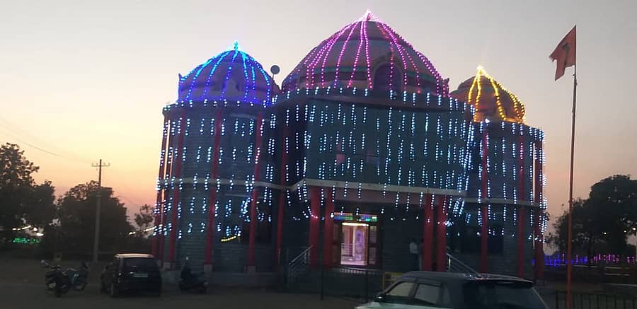 ಹೊಸದುರ್ಗ ತಾಲ್ಲೂಕಿನ ಬ್ರಹ್ಮವಿದ್ಯಾನಗರದ ಭಗೀರಥ ಗುರುಪೀಠದ ಆವರಣದ ಭಗೀರಥ ದೇವಾಲಯ ಅಲಂಕಾರಗೊಂಡಿರುವುದು