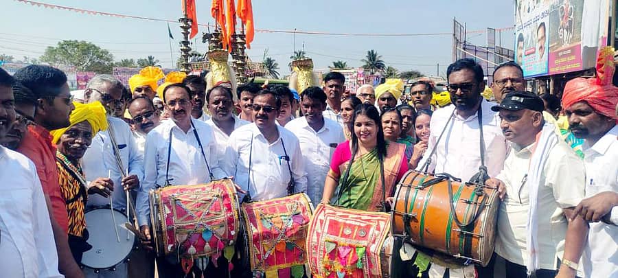 ಬೈಲಹೊಂಗಲ ತಾಲ್ಲೂಕಿನ ಮಲ್ಲಮ್ಮನ ಬೆಳವಡಿ ಗ್ರಾಮದಲ್ಲಿ ‘ಬೆಳವಡಿ ಮಲ್ಲಮ್ಮ ಉತ್ಸವ’ದ ಜಾನಪದ ಕಲಾವಾಹಿನಿ ಮೆರವಣಿಗೆಯನ್ನು ಶಾಸಕ ಮಹಾಂತೇಶ ಕೌಜಲಗಿ, ಉಪವಿಭಾಗಾಧಿಕಾರಿ ಪ್ರಭಾವತಿ ಫಕೀರಪೂರ, ತಹಶೀಲ್ದಾರ್ ಸಚ್ಚಿದಾನಂದ ಕುಚನೂರ, ಗ್ರಾಮ ಪಂಚಾಯ್ತಿ ಅಧ್ಯಕ್ಷ ಚಂದ್ರಶೇಖರಯ್ಯ ಕಾರಿಮನಿ ಬುಧವಾರ ಉದ್ಘಾಟಿಸಿದರು