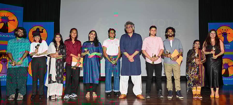 <div class="paragraphs"><p>ನಗರದಲ್ಲಿ ಟೊಟೊ ಫಂಡ್ಸ್ ದಿ ಆರ್ಟ್ಸ್ ಆಯೋಜಿಸಿದ್ದ ಸಮಾರಂಭದಲ್ಲಿ (ಎಡದಿಂದ) ಅದೀಪ್ ದಾಸ್, ನಿಶಾ ತನ್ವರ್, ಕೋಯಿಕ್ಕೋಡ್ನ ಧೀರಜ್ ರಬ್ಬಾ, ಕಿನಾರಿ, ಅಮೃತ ರಾಮನಾಥ್, ಫೈಜ್ ಅಹಮದ್, ನವೀನ್ ತೇಜಸ್ವಿ, ಖುಷಿ ಬಾನು, ಆಕೃತಿ ಚಂದ್ರವಂಶಿ ಅವರಿಗೆ 20ನೇ ವರ್ಷದ ಟೊಟೊ ಪ್ರಶಸ್ತಿ ಪ್ರದಾನ ಮಾಡಲಾಯಿತು. </p></div>