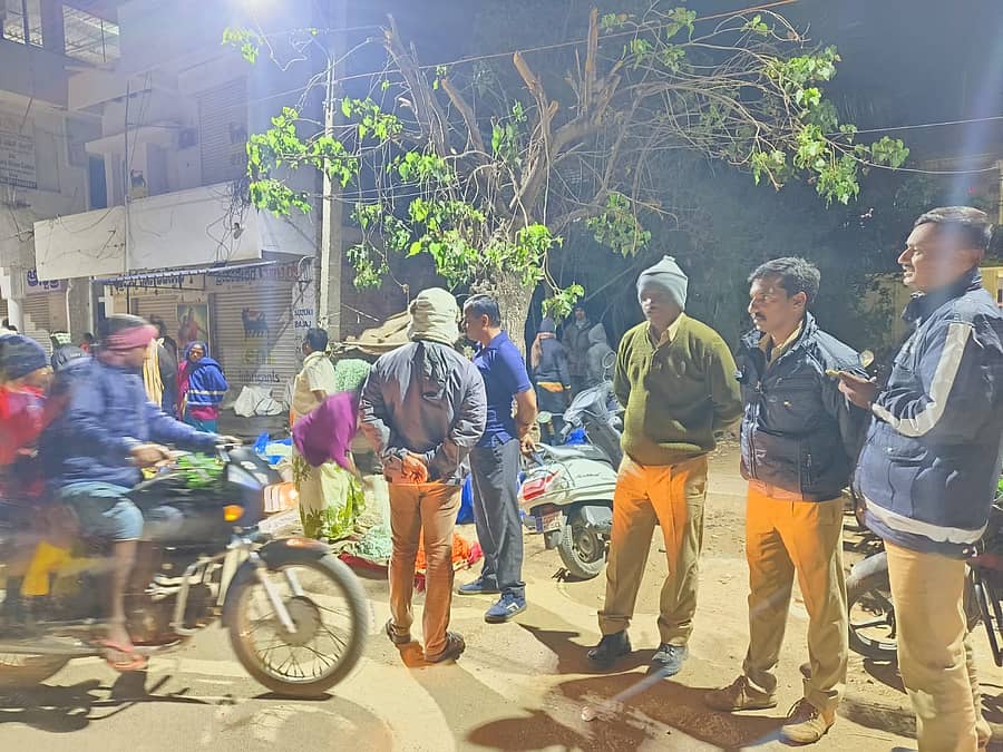 ಶಿರಾದಲ್ಲಿ ನಡೆಯುತ್ತಿದ್ದ ಹೂವಿನ ಮಾರುಕಟ್ಟೆಯನ್ನು ಚಿಕ್ಕನಹಳ್ಳಿಗೆ ಸ್ಥಳಾಂತರ ಮಾಡಿರುವುದಾಗಿ ರೈತರಿಗೆ ಅಧಿಕಾರಿಗಳು ಸೂಚಿಸಿದರು