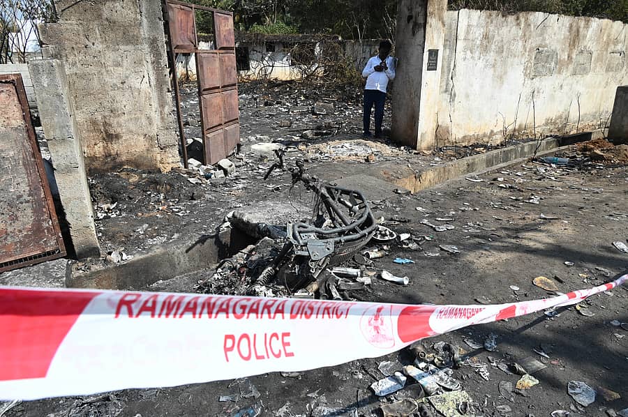 ಬೆಂಕಿ ಅವಘಡ ಸಂಭವಿಸಿದ್ದ ಗುಜರಿ ಮಳಿಗೆ ಸ್ಥಳದಲ್ಲಿದ್ದ ಅವಶೇಷಗಳು