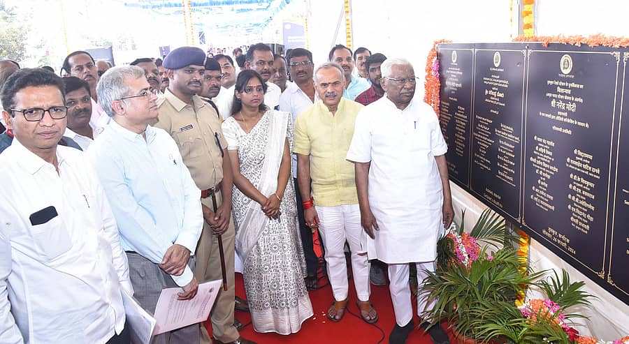 ತುಮಕೂರು ರೈಲು ನಿಲ್ದಾಣದಲ್ಲಿ ಸೋಮವಾರ ಅಭಿವೃದ್ಧಿ ಕಾಮಗಾರಿಗೆ ಸಂಸದ ಜಿ.ಎಸ್.ಬಸವರಾಜು ಚಾಲನೆ ನೀಡಿದರು. ಶಾಸಕ ಜಿ.ಬಿ.ಜ್ಯೋತಿ ಗಣೇಶ್, ರೈಲ್ವೇ ವಿಭಾಗೀಯ ಮ್ಯಾನೇಜರ್ ನಿವೇದ್ ತಾಲಿಮ್, ಎಸ್ಪಿ ಕೆ.ವಿ.ಅಶೋಕ್, ಜಿಲ್ಲಾಧಿಕಾರಿ ಶುಭ ಕಲ್ಯಾಣ್, ಶಾಸಕ ಬಿ.ಸುರೇಶ್ಗೌಡ ಇತರರು ಹಾಜರಿದ್ದರು