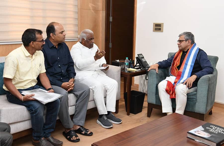 ನವದೆಹಲಿಯಲ್ಲಿ ಕೇಂದ್ರ ರೈಲ್ವೆ ಸಚಿವ ಅಶ್ವಿನಿ ವೈಷ್ಣವ್ ಅವರನ್ನು ಈರಣ್ಣ ಕಡಾಡಿ ಮತ್ತಿತರರು ಮಂಗಳವಾರ ಭೇಟಿಯಾಗಿ ಚರ್ಚಿಸಿದರು