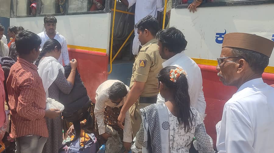 ಜಾಲಹಳ್ಳಿ ಸಮೀಪದ ತಿಂಥಣಿ ಬ್ರಿಜ್ನಲ್ಲಿ ಮಹಿಳೆಯೊಬ್ಬರು 50 ಗ್ರಾಂ ಚಿನ್ನ ಕಳೆದುಕೊಂಡ ಹಿನ್ನೆಲೆಯಲ್ಲಿ ಪೊಲೀಸ್ ಠಾಣೆಯಲ್ಲಿ ಪ್ರಯಾಣಿಕರ ಬ್ಯಾಗ್ಗಳನ್ನು ಪರಿಶೀಲಿಸಲಾಯಿತು