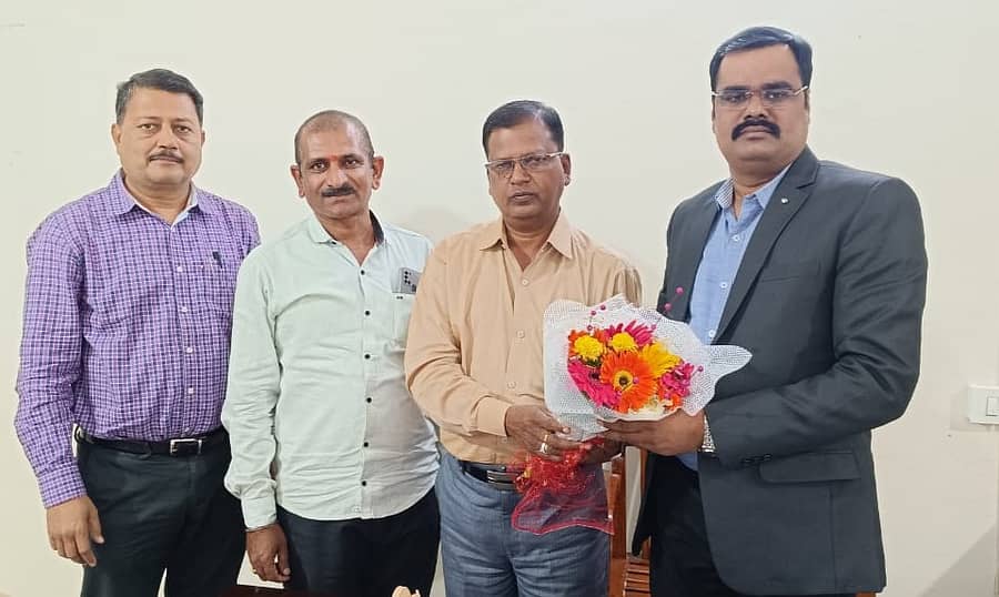 ಔರಾದ್ ತಹಶೀಲ್ದಾರ್ ನಾಗಯ್ಯ ಹಿರೇಮಠ (ಎಡದಿಂದ ಮೊದಲನೆಯವರು) ಅವರನ್ನು ನಿರ್ಗಮಿತ ತಹಶೀಲ್ದಾರ್ ಮಲಶೆಟ್ಟಿ ಚಿದ್ರೆ ಸ್ವಾಗತಿಸಿದರು