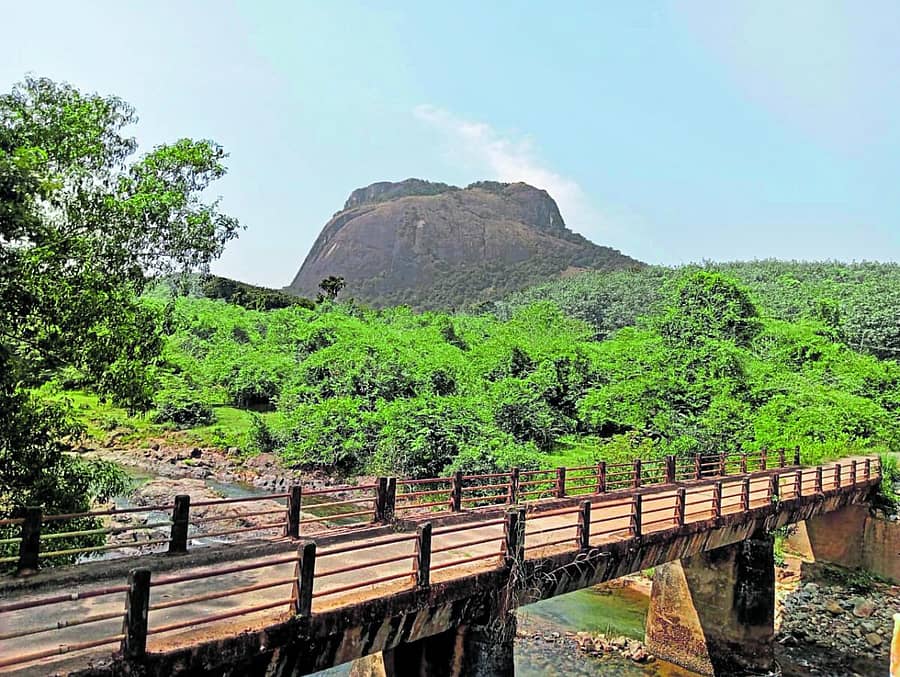 <div class="paragraphs"><p>ದೂರದಿಂದ ಮಲಗಿರುವ ಆನೆಯಂತೆ ಕಾಣುವ ಗಡಾಯಿಕಲ್ಲು...</p></div>