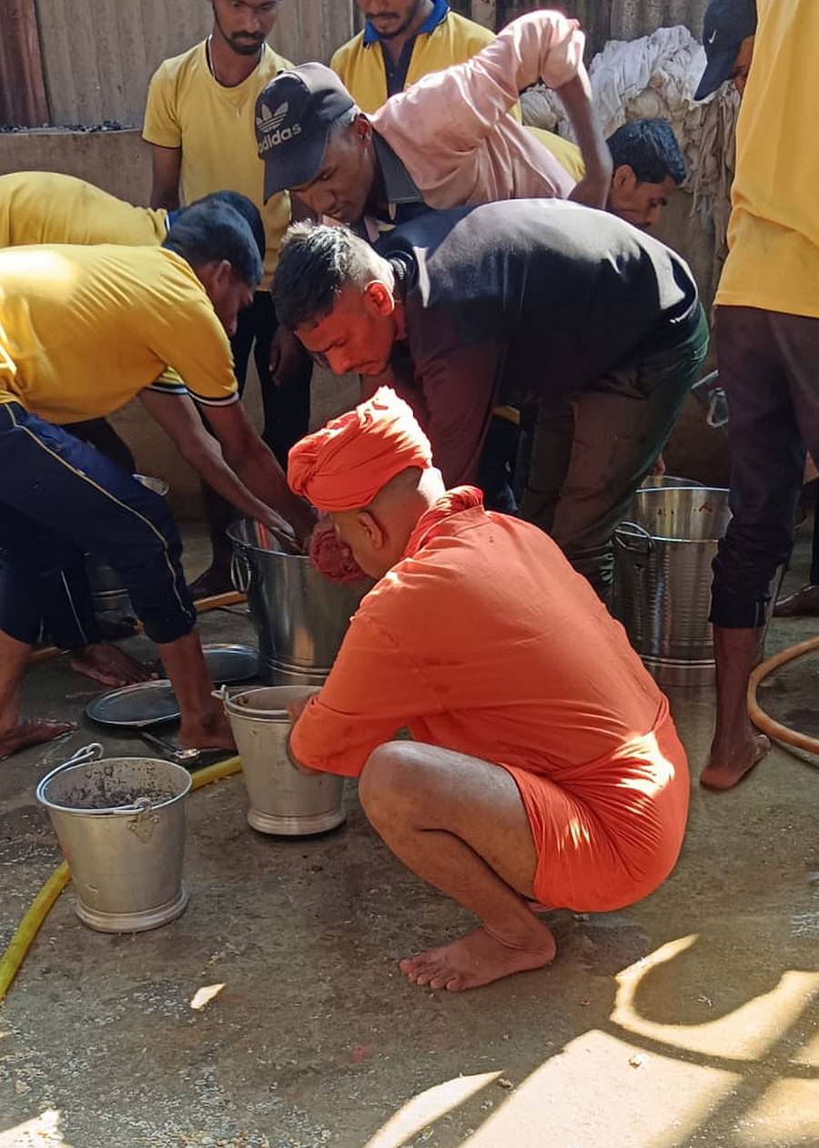 ಕೊಪ್ಪಳದ ಗವಿಸಿದ್ಧೇಶ್ವರ ಮಠದಲ್ಲಿ ಅಭಿನವ ಗವಿಸಿದ್ಧೇಶ್ವರ ಸ್ವಾಮೀಜಿ ಸ್ವಚ್ಛತಾ ಕಾರ್ಯದಲ್ಲಿ ಭಾಗಿಯಾದ ಚಿತ್ರಣ ಸಾಮಾಜಿಕ ತಾಣದಲ್ಲಿ ವೈರಲ್ ಆಗಿದೆ