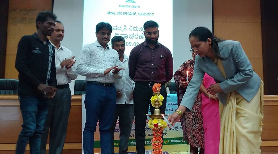 ರಾಮನಗರದ ಜಿಲ್ಲಾ ಪಂಚಾಯಿತಿ ಸಭಾಂಗಣದಲ್ಲಿ ಶುಕ್ರವಾರ ನಡೆದ ಜೀತ ಪದ್ದತಿ ನಿರ್ಮೂಲನಾ ದಿನಾಚರಣೆ ಕಾರ್ಯಕ್ರಮವನ್ನು  ಹಿರಿಯ ಸಿವಿಲ್ ನ್ಯಾಯಾಧೀಶೆ ಅನಿತಾ ಎನ್.ಪಿ ಉದ್ಘಾಟಿಸಿದರು. ಜಿಲ್ಲಾ ಪಂಚಾಯಿತಿ ಸಿಇಒ ದಿಗ್ವಿಜಯ್ ಬೋಡ್ಕೆ, ಹೆಚ್ಚುವರಿ ಜಿಲ್ಲಾಧಿಕಾರಿ ಶಿವಾನಂದ ಮೂರ್ತಿ, ಜಿಲ್ಲಾ ಪಂಚಾಯಿತಿ ಉಪಕಾರ್ಯದರ್ಶಿ ಚಿಕ್ಕ ಸುಬ್ಬಯ್ಯ ಇದ್ದಾರೆ