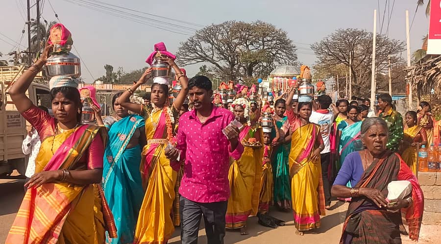 ಕೊಪ್ಪಳ ತಾಲ್ಲೂಕಿನ ಬಸಾಪುರ ಗ್ರಾಮದಲ್ಲಿ ಗುರುವಾರ ನಡೆದ ಸಿದ್ಧರಾಮೇಶ್ವರ ಜಯಂತಿ ಕಾರ್ಯಕ್ರಮದಲ್ಲಿ ಮಹಿಳೆಯರು ಕುಂಭಹೊತ್ತು ಸಾಗಿದರು