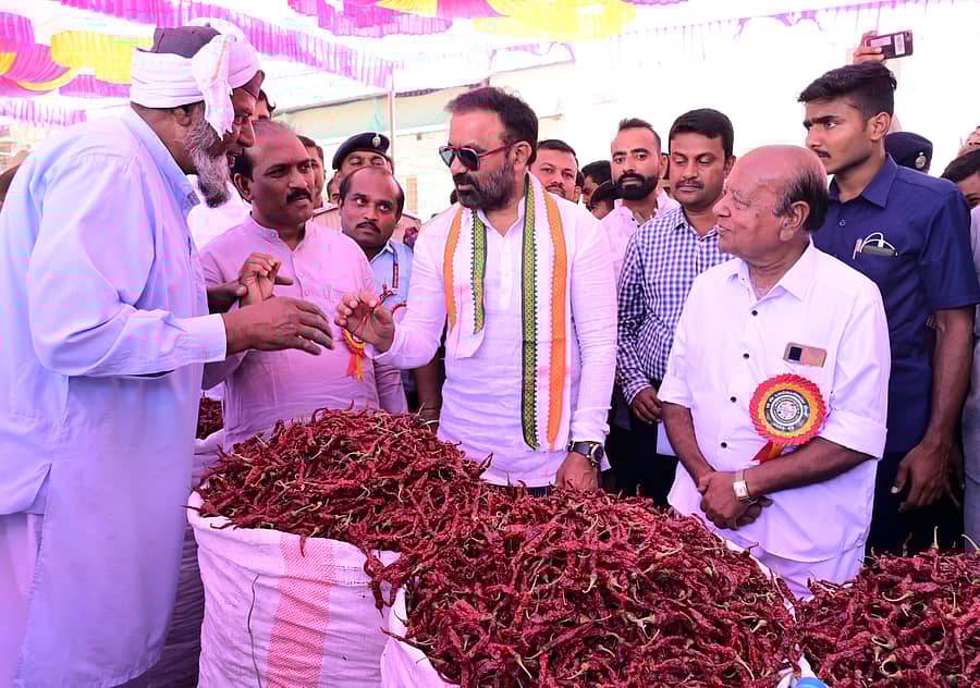 ಹುಬ್ಬಳ್ಳಿಯ ಮೂರುಸಾವಿರ ಮಠದ ಪ್ರೌಢಶಾಲೆ ಮೈದಾನದಲ್ಲಿ ಆರಂಭವಾಗಿರುವ ಒಣ ಮೆಣಸಿನಕಾಯಿ ಮೇಳದಲ್ಲಿ ರೈತರಿಂದ ಜಿಲ್ಲಾ ಉಸ್ತುವಾರಿ ಸಚಿವ ಸಂತೋಷ ಲಾಡ್‌ ಒಣ ಮೆಣಸಿನಕಾಯಿಯ ಮಾಹಿತಿ ಪಡೆದರು. ಶಾಸಕ ಪ್ರಸಾದ್‌ ಅಬ್ಬಯ್ಯ, ರಾಜ್ಯ ಸಂಬಾರ ಪದಾರ್ಥಗಳ ಅಭಿವೃದ್ಧಿ ಮಂಡಳಿಯ ವ್ಯವಸ್ಥಾಪಕ ನಿರ್ದೇಶಕ ಬಿ.ಆರ್‌.ಗಿರೀಶ್‌  ಭಾಗವಹಿಸಿದ್ದರು