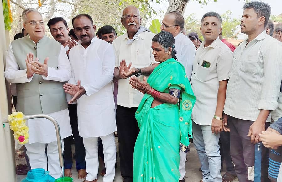 ರಾಮನಗರ ತಾಲ್ಲೂಕಿನ ಕೂಟಗಲ್ ಹೋಬಳಿ ಹನುಮಂತಪುರ (ನಾಗರಕಲ್ಲುದೊಡ್ಡಿ) ಗ್ರಾಮದಲ್ಲಿ ಶುದ್ಧ ಕುಡಿಯುವ ನೀರಿನ ಘಟಕವನ್ನು ಬಿಜೆಪಿಯ ರಾಜ್ಯಸಭಾ ಸದಸ್ಯ ಲಹರ್ಸಿಂಗ್ ಸಿರೋಯಾ ಭಾನುವಾರ ಉದ್ಘಾಟಿಸಿದರು. ಜೆಡಿಎಸ್ ಜಿಲ್ಲಾ ಘಟಕದ ಅಧ್ಯಕ್ಷ ಎ. ಮಂಜುನಾಥ್ ಇದ್ದಾರೆ