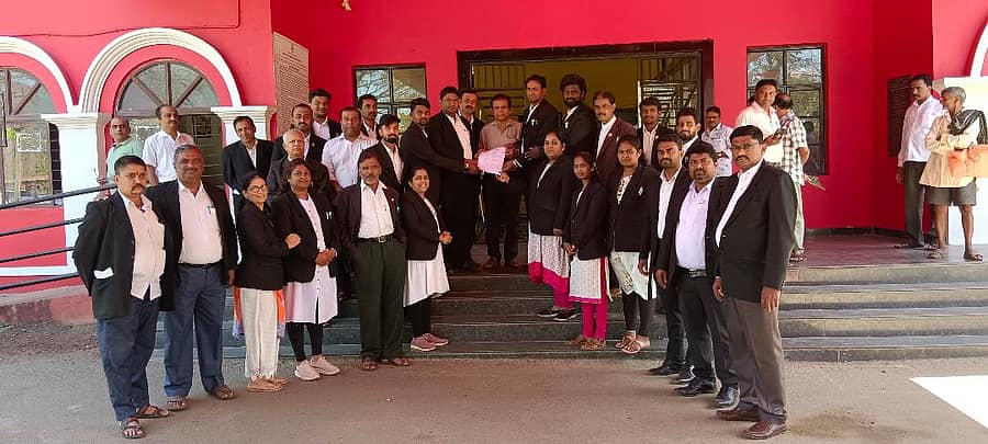 ರಾಮನಗರದ ಐಜೂರು ಠಾಣೆ ಪೊಲೀಸರು ವಕೀಲರ ವಿರುದ್ಧ ಪ್ರಕರಣ ದಾಖಲಿಸಿದ್ದನ್ನು ಖಂಡಿಸಿ, ವಕೀಲರಿಗೆ ಸೂಕ್ತ ರಕ್ಷಣೆಗೆ ಆಗ್ರಹಿಸಿ ಗ್ರೇಡ್ 1 ತಹಶೀಲ್ದಾರ್ ಜಿ.ಕೆ.ರತ್ನಾಕರ ಅವರಿಗೆ ಮನವಿ ಸಲ್ಲಿಸಿದರು