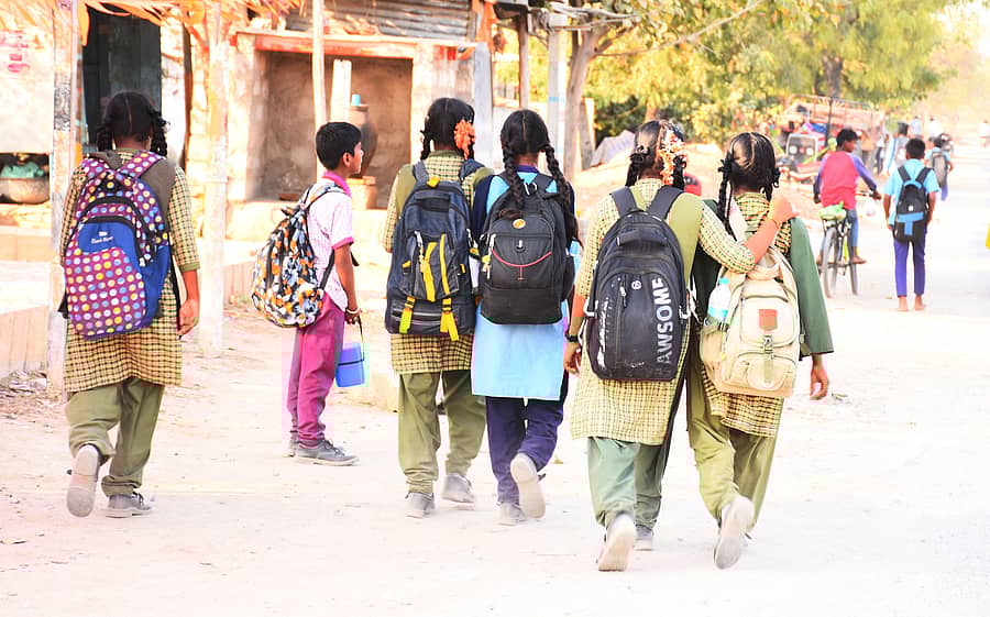 ಯಾದಗಿರಿ ನಗರ ಹೊರವಲಯದ ಗಂಗಾ ನಗರಕ್ಕೆ ಕಾಲ್ನಡಿಗೆಯಲ್ಲಿ ತೆರಳಿದ ವಿದ್ಯಾರ್ಥಿನಿಯರು
ಪ್ರಜಾವಾಣಿ ಚಿತ್ರ/ ರಾಜಕುಮಾರ ನಳ್ಳಿಕರ್